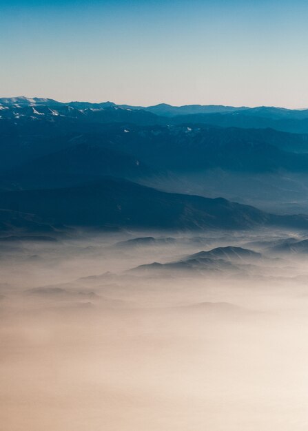 아침 화려한 안개 사이로 보이는 실루엣이 있는 산맥