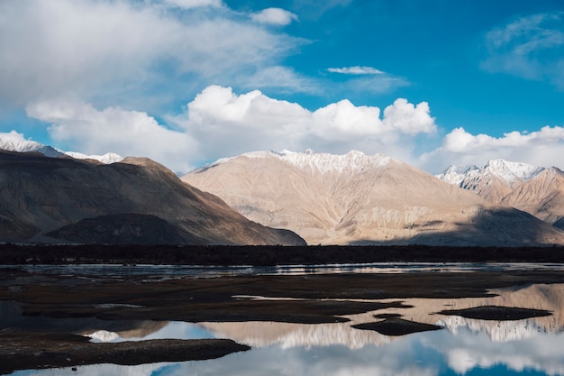 Leh Ladakh, 인도에서 강에 산 반사