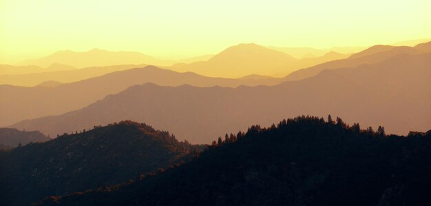 セコイア国立公園からの山の尾根の抽象的な背景