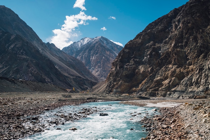 Free Photo mountain and river and blue sky in leh ladakh, india