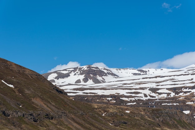 Foto gratuita montagna e cielo seydisfjordur islanda 20 maggio 2023