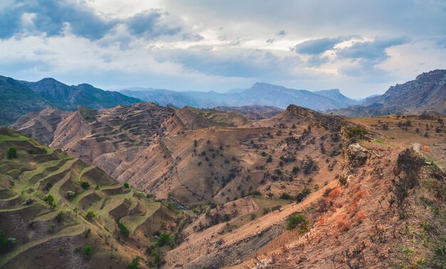 春の巨大なスラクキャニオンの素晴らしいパノラマビュー ロシアのダゲスタン共和国を旅行中 プレミアム写真