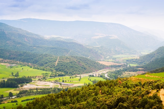 Valle di montagna in pirenei