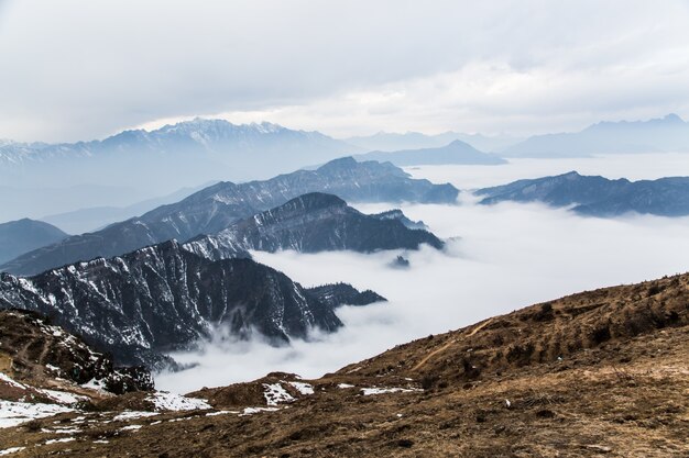 山間の谷