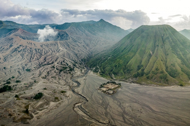 曇り空の山岳風景