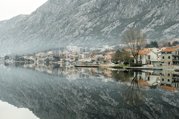 흐린 날씨의 산과 아드리아 해 Dobrota Montenegro
