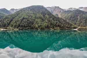 Foto gratuita montagne accanto al lago