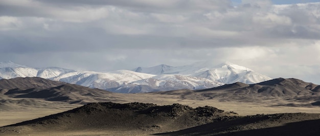 Горы и голубое небо с природой в Монголии