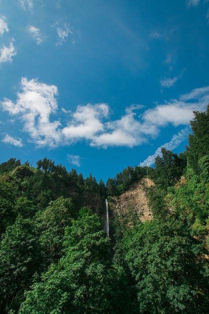 山と青い空