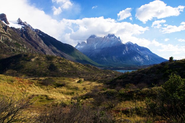 Горы под чистым небом в Национальном парке Торрес-дель-Пайне в Чили