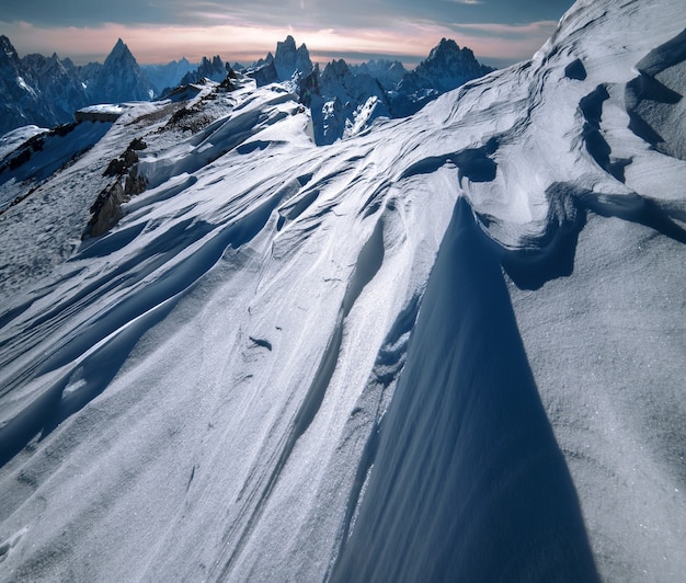 두터운 눈으로 덮인 이탈리아 알프스 Dolomiten의 산