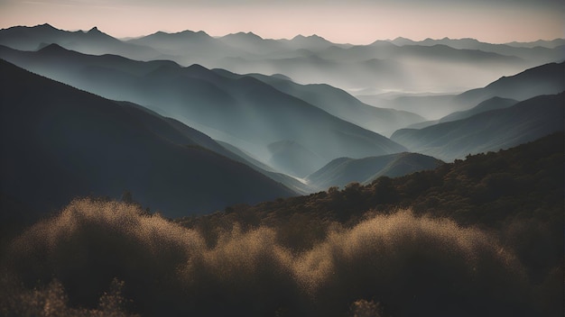 Бесплатное фото Горы в тумане рассвет в горах горный пейзаж