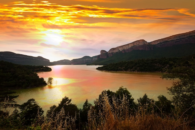 夕日の山の湖