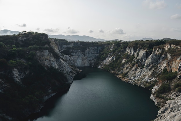 Foto gratuita concetto di viaggio dell'ambiente della natura delle montagne