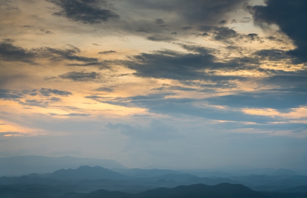 황금 구름 위의 산