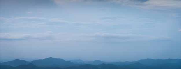 灰色の雲と山