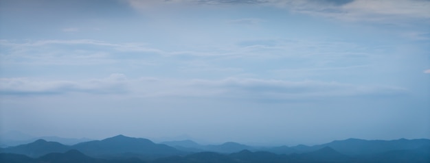 灰色の雲と山