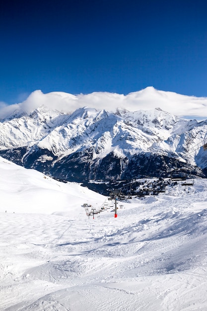 冬の雪の山、アルプス、フランス