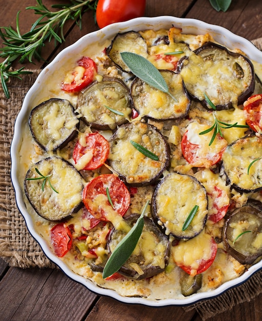 Foto gratuita moussaka (casseruola di melanzane) - un piatto tradizionale greco