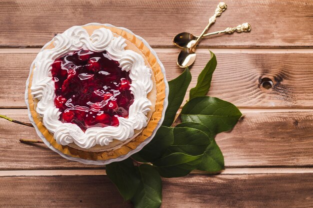 Free photo mousse cake with cherry jam