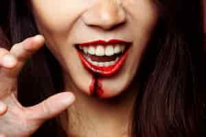 Free photo mouth of girl with zombie makeup