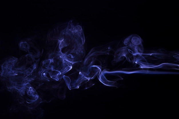 Движение фиолетового абстрактного дыма на черном фоне