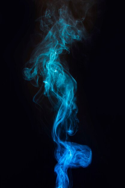 어두운 검은 배경에 투명한 푸른 연기의 움직임