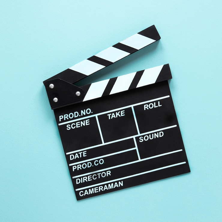 Free Photo movie clapper on blue background
