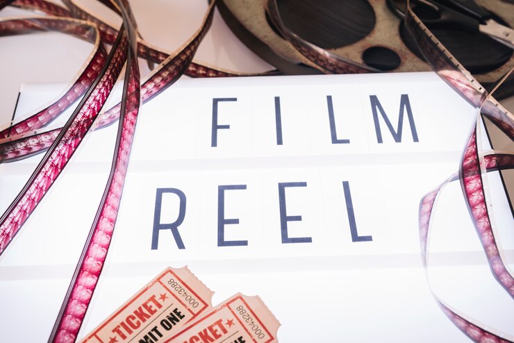 Free Photo movie sign with cinema reel