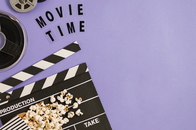 Foto gratuita film ardesia e roll con popcorn