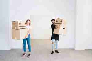 Free photo moving concept with couple holding boxes