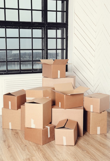 Бесплатное фото Переезд домой с картонными коробками с картонными коробками