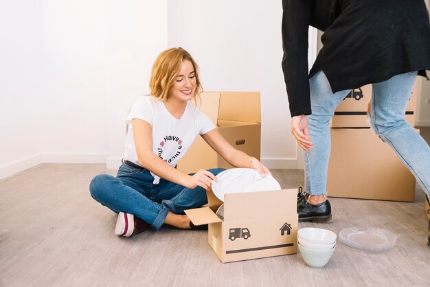 Free photo moving scene with couple and boxes