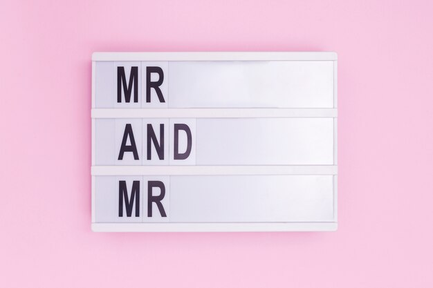 ピンクの背景に氏と氏のライトボックスメッセージ
