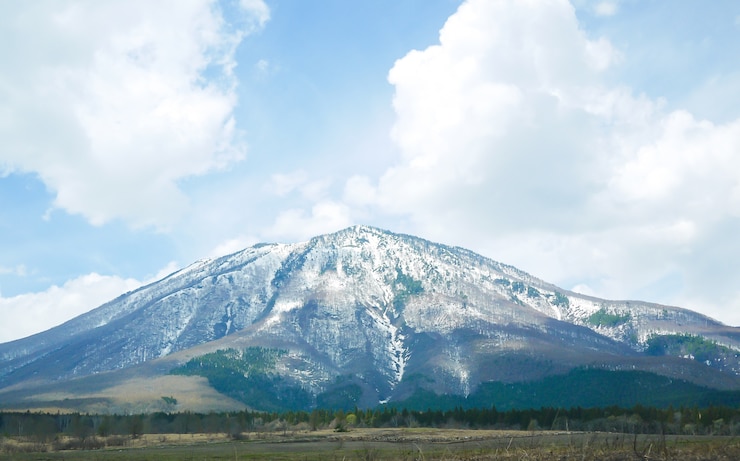 無料Photo 富士山は雲の背景に形成されます。