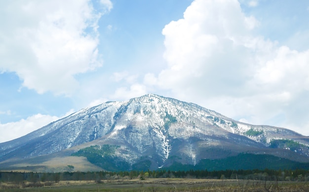 富士山は雲の背景に形成されます。