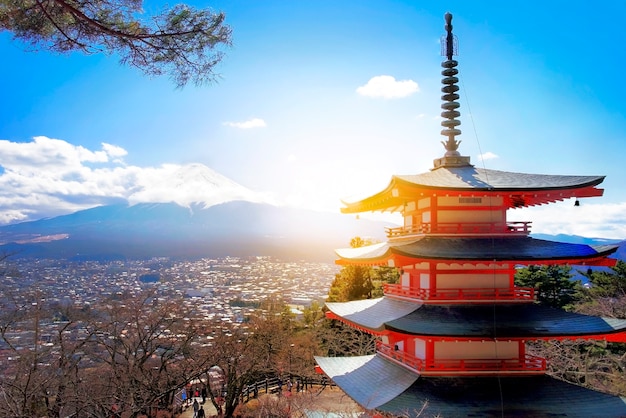 산. 겨울에는 붉은 탑이있는 후지산, 후지 요시다, 일본