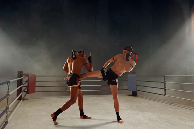 Foto gratuita combattenti di boxe muay thai thai