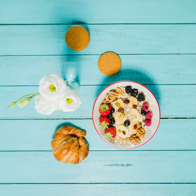 Free photo muesli and bouquet