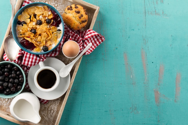 Foto gratuita muesli e tazza di caffè sul vassoio