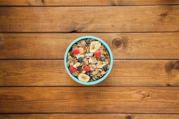 Foto gratuita muesli om in legno da tavolo