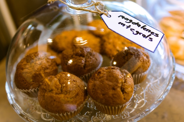 Muffins covered with glass lid