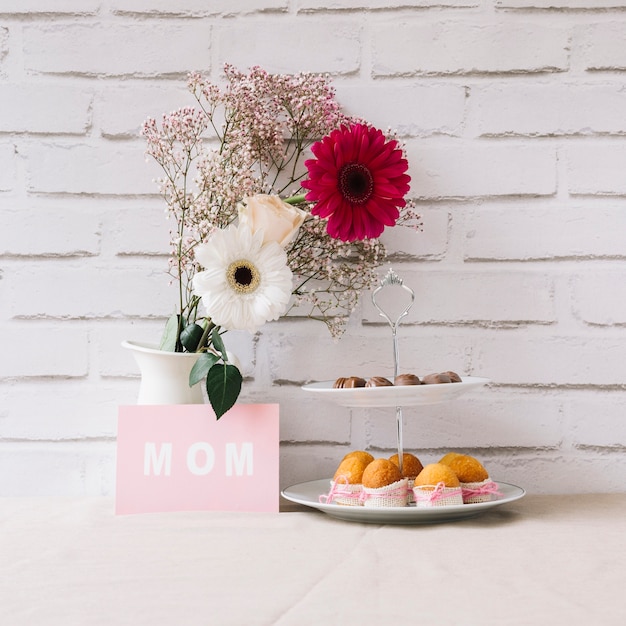 Foto gratuita muffin e fiori per la festa della mamma