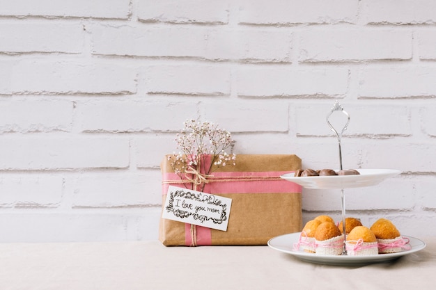 Free photo muffins and present box for mothers day