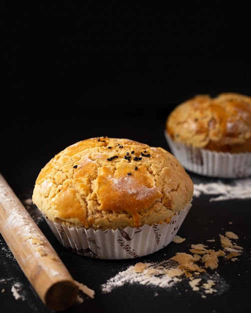 Free photo muffins with chocolate topping for breakfast