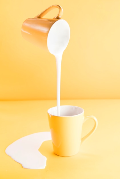 別のマグカップにミルクを注ぐマグカップ