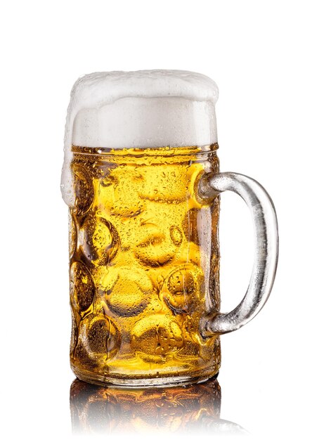 Кружка с пивом на белом фоне. Красивая пена и капли влаги на стекле