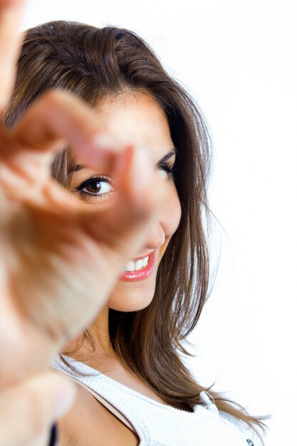 Mujer joven haciendo el signo ok sobre fondo blanco