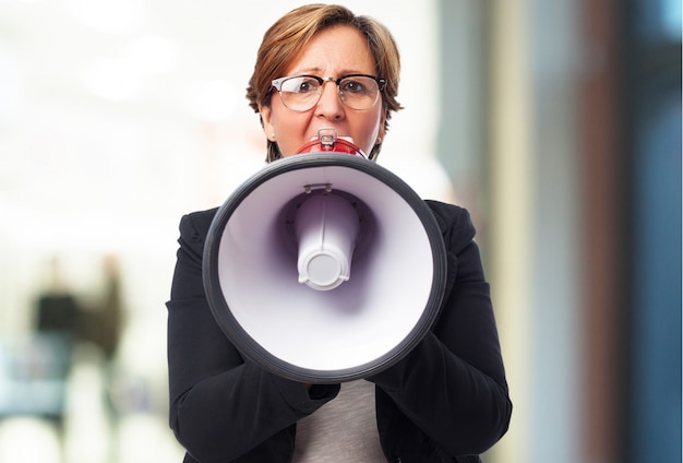 Mujer mayor de negocios sujetando una manzana