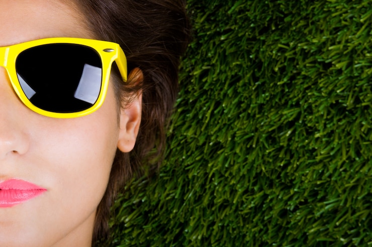 Бесплатный Фотография mujer tumbada sobre la hierba con gafas de sol